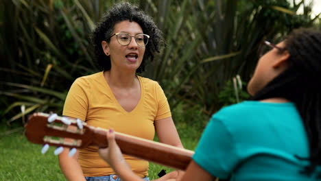 Mädchen-Spielt-Gitarre-Im-Park